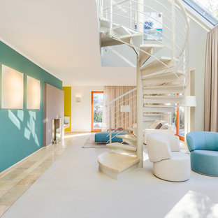 Große Moderne Treppe mit offenen Setzstufen und Stahlgeländer in Sonstige
