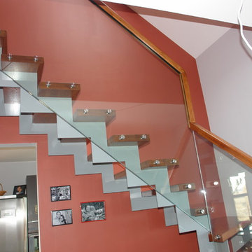 Moderne Treppe aus Metall mit Handlauf aus Glass