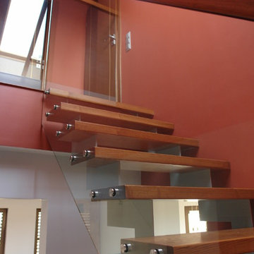 Moderne Treppe aus Metall mit Handlauf aus Glass