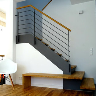 Modelo de escalera en U, contemporánea, de tamaño medio, con escalones de madera y contrahuellas de metal