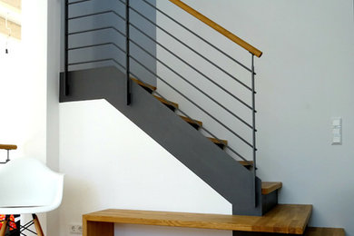 Источник вдохновения для домашнего уюта: п-образная металлическая лестница среднего размера в современном стиле с деревянными ступенями