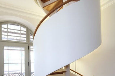 ミュンヘンにあるラグジュアリーな広いコンテンポラリースタイルのおしゃれな階段 (木材の手すり) の写真