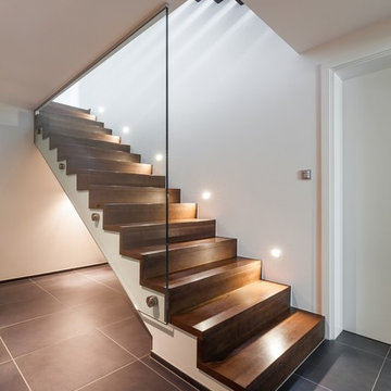 Moderne Treppenanlage in gebeizter Eiche über zwei Etagen
