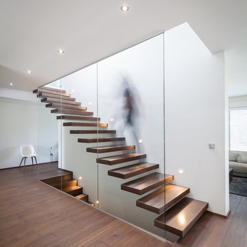 Moderne Treppenanlage in gebeizter Eiche über zwei Etagen