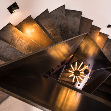 Modernes Treppenauge mit Moooi Leuchter