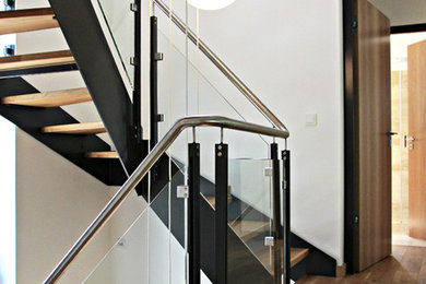 Modernes Treppenhaus mit Wangentreppe in Einfamilienhaus
