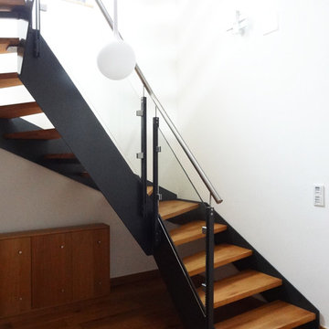 Modernes Treppenhaus mit Wangentreppe in Einfamilienhaus