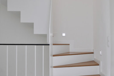 Идея дизайна: изогнутая металлическая лестница в современном стиле с металлическими ступенями и металлическими перилами