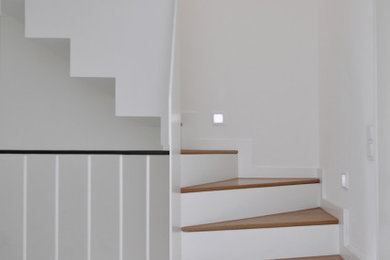 Inspiration pour un escalier courbe design avec des marches en métal, des contremarches en métal et un garde-corps en métal.