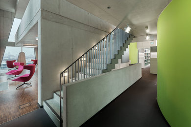 デュッセルドルフにあるコンテンポラリースタイルのおしゃれな階段の写真
