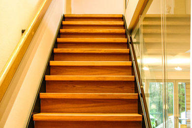 Gerade, Mittelgroße Treppe mit Holz-Setzstufen und Tapetenwänden in Sonstige