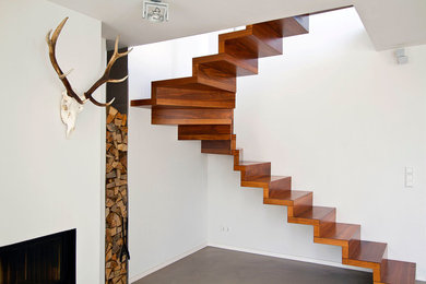 Diseño de escalera en U actual con escalones de madera y contrahuellas de madera