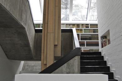 Gewendelte, Mittelgroße Moderne Betontreppe mit Beton-Setzstufen und Mix-Geländer in Hamburg