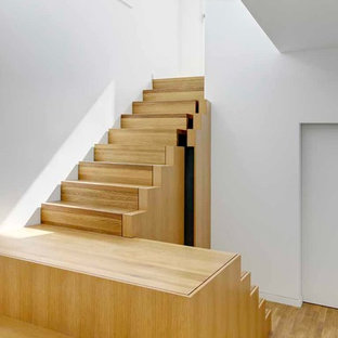 Foto di una scala a "U" contemporanea di medie dimensioni con pedata in legno e alzata in legno