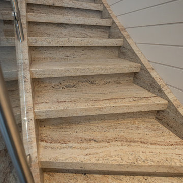 PVC, Teppich & Laminat raus. Treppenrenovierung mit Naturstein.