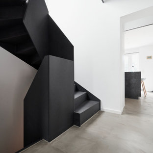 Modelo de escalera en U y papel pintado, industrial, de tamaño medio, con escalones de madera, contrahuellas de madera, barandilla de madera y papel pintado