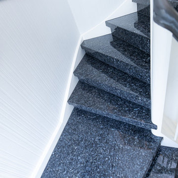 So einfach kann modernisieren sein. Teppich raus. Granit Blue Pearl rein.