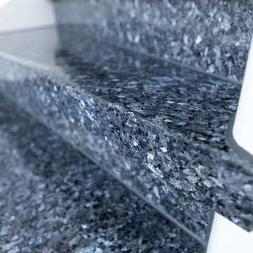 So einfach kann modernisieren sein. Teppich raus. Granit Blue Pearl rein.