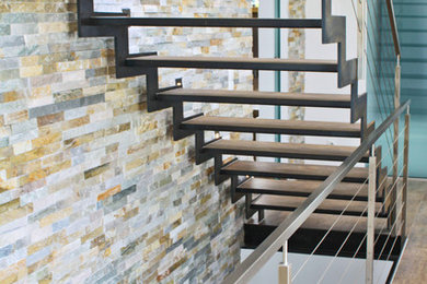 他の地域にある中くらいなコンテンポラリースタイルのおしゃれな階段 (金属の手すり) の写真