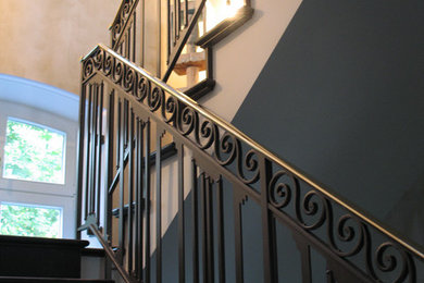 Diseño de escalera recta clásica extra grande con escalones con baldosas, contrahuellas con baldosas y/o azulejos y barandilla de metal
