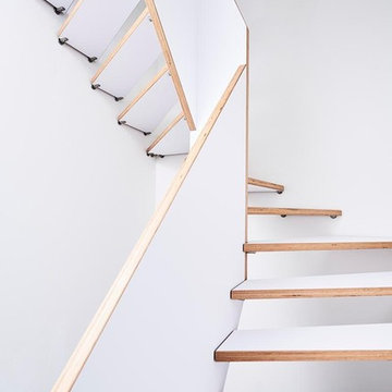 Treppe aus BauBuche Paneel X mit tiefmatter weißer Oberfläche