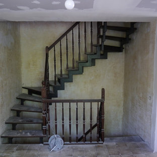 Exempel på en shabby chic-inspirerad trappa i trä