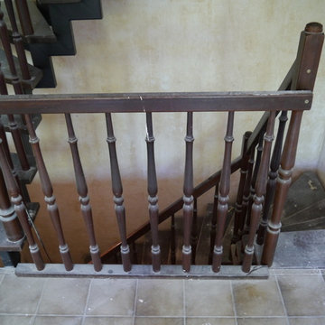 Treppe aus weißem HPL mit Handläufen und Stufen aus Eiche
