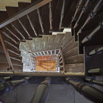 Treppe aus weißem HPL mit Handläufen und Stufen aus Eiche