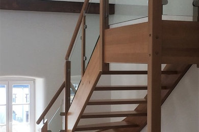Foto de escalera en L de estilo de casa de campo de tamaño medio con escalones de madera