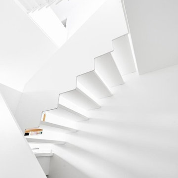 Treppe komplett aus weißem HPL