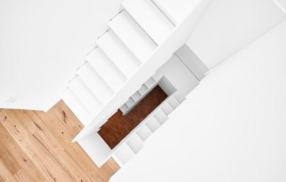 Robuste Grazilität: Eine Treppe aus HPL in strahlendem Weiß