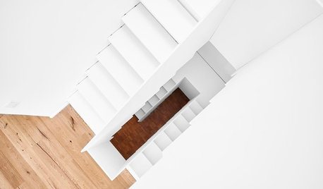 Robuste Grazilität: Eine Treppe aus HPL in strahlendem Weiß