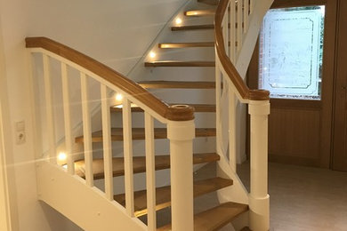 Modelo de escalera curva clásica pequeña con escalones de madera