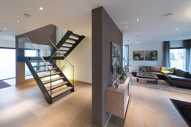 Moderne Treppe in U-Form mit offenen Setzstufen in Nürnberg