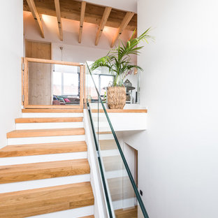 Mittelgroße Moderne Holztreppe in U-Form mit Glasgeländer in Köln