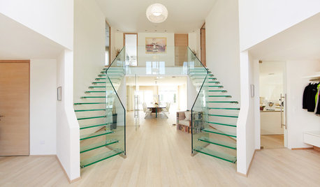 Eine Glastreppe schmückt das Foyer eines Stuttgarter Wohnhauses