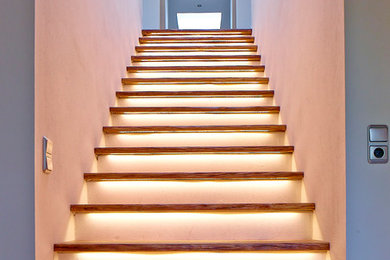 Gerade Moderne Holztreppe mit gebeizten Holz-Setzstufen in Hamburg