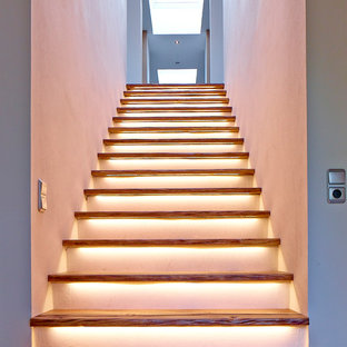 Gerade Moderne Holztreppe mit gebeizten Holz-Setzstufen in Hamburg