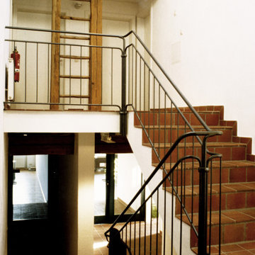 Treppengeländer in einem umgebauten Vierkanthof