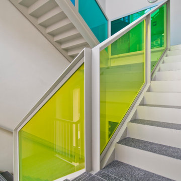 Treppenhaus farbige Glasbrüstungen