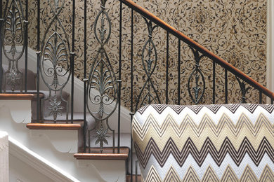 Стильный дизайн: прямая лестница среднего размера в стиле кантри с деревянными ступенями и ковровыми подступенками - последний тренд
