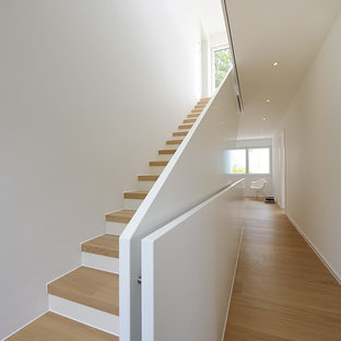 Gerade, Große Moderne Holztreppe in Stuttgart