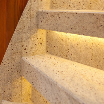 Treppenrenovierung mit Naturstein und LED Beleuchtung über eine Holztreppe