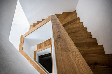 Mittelgroße Moderne Holztreppe in München