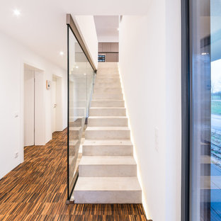 Gerade, Mittelgroße Moderne Betontreppe mit Beton-Setzstufen und Glasgeländer in Frankfurt am Main