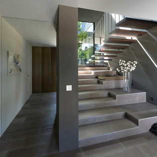 Gerade Moderne Treppe mit gefliesten Treppenstufen und gefliesten Setzstufen in Sonstige