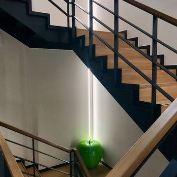 Vertikale Lichtlinien spenden Licht für die Treppen