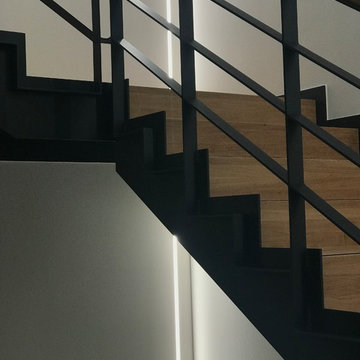 Vertikale Lichtlinien spenden Licht für die Treppen