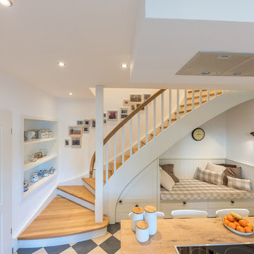 Viertelgewendelte Landhaustreppe in Küche integriert mit Schrank-/Bett-Unterbau