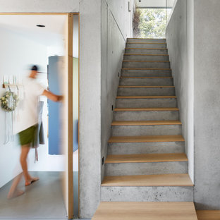 Gerade, Große Moderne Holztreppe mit Beton-Setzstufen in München